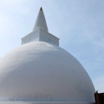 Voici un dagoba (également appelé stûpa), lieu saint bouddhiste en forme de dôme contenant des reliques.