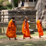 Des moines (ou plutôt moinillons) bouddhistes visitant un temple, toujours vêtus d'une robe couleur safran.