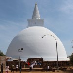 Un autre dagoba, toujours en "activité": de nombreux bouddhistes viennent chaque jour se recueillir et prier.