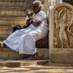 Souvent les Sri lankais s'habillent en blanc pour se rendre au temple.