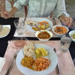 Un des ptits déj traditionnels sri lankais: roti (galettes de farine-noix de coco), coconut sambol, dhal curry (lentilles), potatoes curry