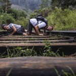 Il faut juste veiller à écouter et à se mettre sur le côté si le train arrive;)