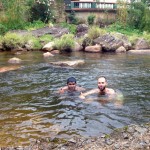 Avant l'ascension, un bain dans la rivière pour se "purifier"