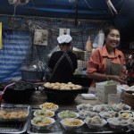 Night market de Krabi: des minuscules "crêpes" au lait de coco.