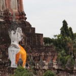 Ils "habillent" les statues de Bouddha...