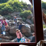 Au cours du trajet, au milieu de nulle part, le bateau dépose de temps à autre des familles qui rentrent au village.