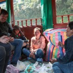 Une famille laotienne nous invite à partager leur repas: sticky rice, sauce piment, poissons frits et viande de porc.