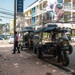 A Vientiane, paisible capitale asiatique, les tuk-tuk's attendent patiemment le client...