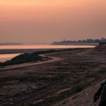 Le long du Mekong, la ville s'endort progressivement.