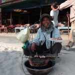 Sur la plage de Sihanoukville, une vendeuse de calamars.