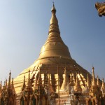 Le stûpa central de la pagode, 98m de haut. Au sommet, une sorte d'ombrelle où sont accrochées 1065 clochettes d'or et 420 clochettes d'argent, ainsi qu'une girouette ornée de pierres précieuses. Elle se termine par une petite sphère d'or incrustée de milliers de diamants et d'une émeraude