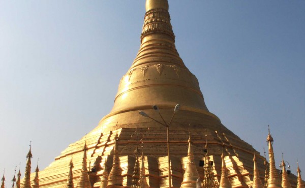 Le stûpa central de la pagode, 98m de haut. Au sommet, une sorte d'ombrelle où sont accrochées 1065 clochettes d'or et 420 clochettes d'argent, ainsi qu'une girouette ornée de pierres précieuses. Elle se termine par une petite sphère d'or incrustée de milliers de diamants et d'une émeraude