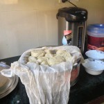 Notre petit-déj quotidien: du Timok. Des boules de pâte cuites à la vapeur, que l'on émiette dans un bol, avec du beurre, une sorte de fromage en granulés, et accompagné d'une soupe piquante aux haricots rouges.