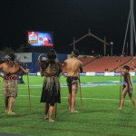 L'équipe locale est annoncée par un groupe de danseurs maoris.