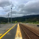 Pour passer de l'autre cote des collines, nous avons le choix: 17 minutes de train ou 25 km sur une piste degradee a travers les collines...