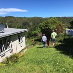 Jean, notre hote, habite au sommet d'une colline