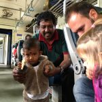 Dans le train, Léa s'amuse avec un compagnon de voyage