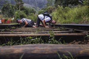 Il faut juste veiller à écouter et à se mettre sur le côté si le train arrive;)