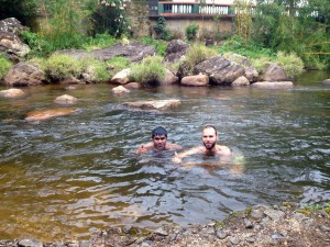 Avant l'ascension, un bain dans la rivière pour se "purifier"