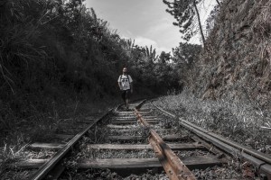 Au Sri Lanka, le chemin de fer est autant utilisé par les piétons que par les trains!