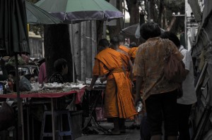 Des moines qui chinent à la recherche d'une amulette
