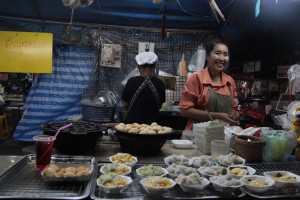 Night market de Krabi: des minuscules "crêpes" au lait de coco.