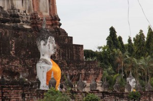 Ils "habillent" les statues de Bouddha...
