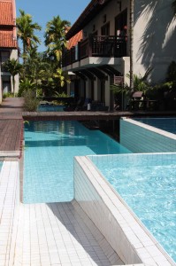 Notre modeste hôtel et sa piscine de 60 mètres.