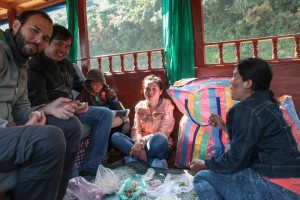 Une famille laotienne nous invite à partager leur repas: sticky rice, sauce piment, poissons frits et viande de porc.