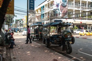A Vientiane, paisible capitale asiatique, les tuk-tuk's attendent patiemment le client...