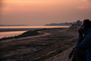Le long du Mekong, la ville s'endort progressivement.
