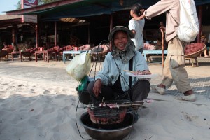 Sur la plage de Sihanoukville, une vendeuse de calamars.