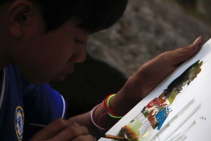 Entre les pierres, un jeune artiste à l'oeuvre