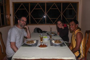 A droite, le gérant des lieux, qui s'occupe également d'un orphelinat adjacent.