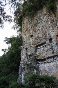 Les familles riches déposent leurs morts dans des grottes